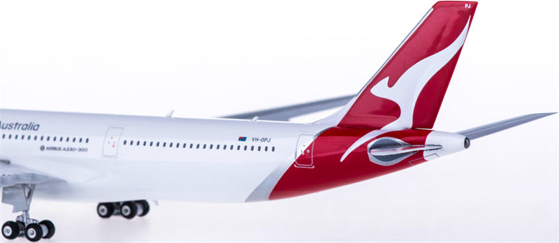 Phoenix Qantas for Airbus A330-300 VH-QPJ 1:400 Airplane Pre-built  Airliner Model Display